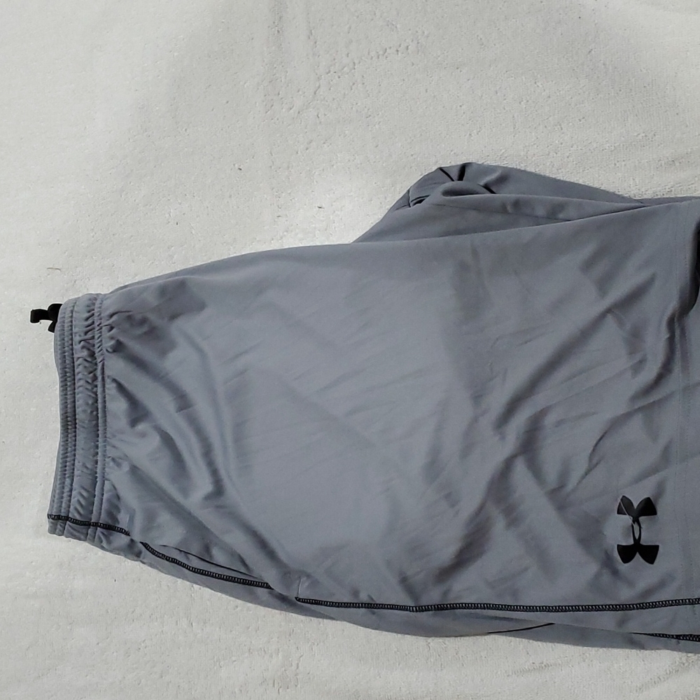 Men Under Armour short grey xl